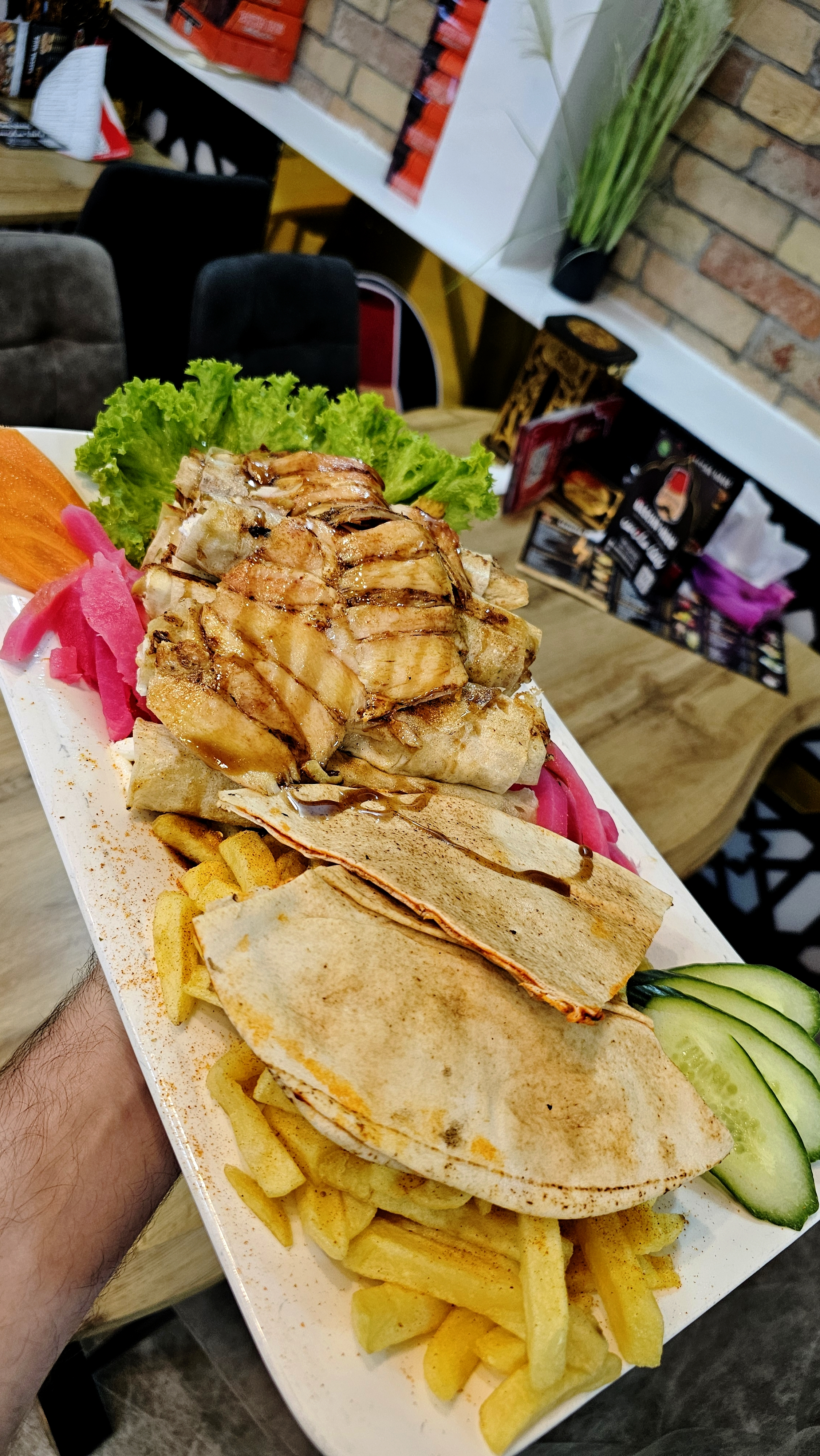 Doner Kebab vertikal am Spieß, über offener Flamme gegrillt